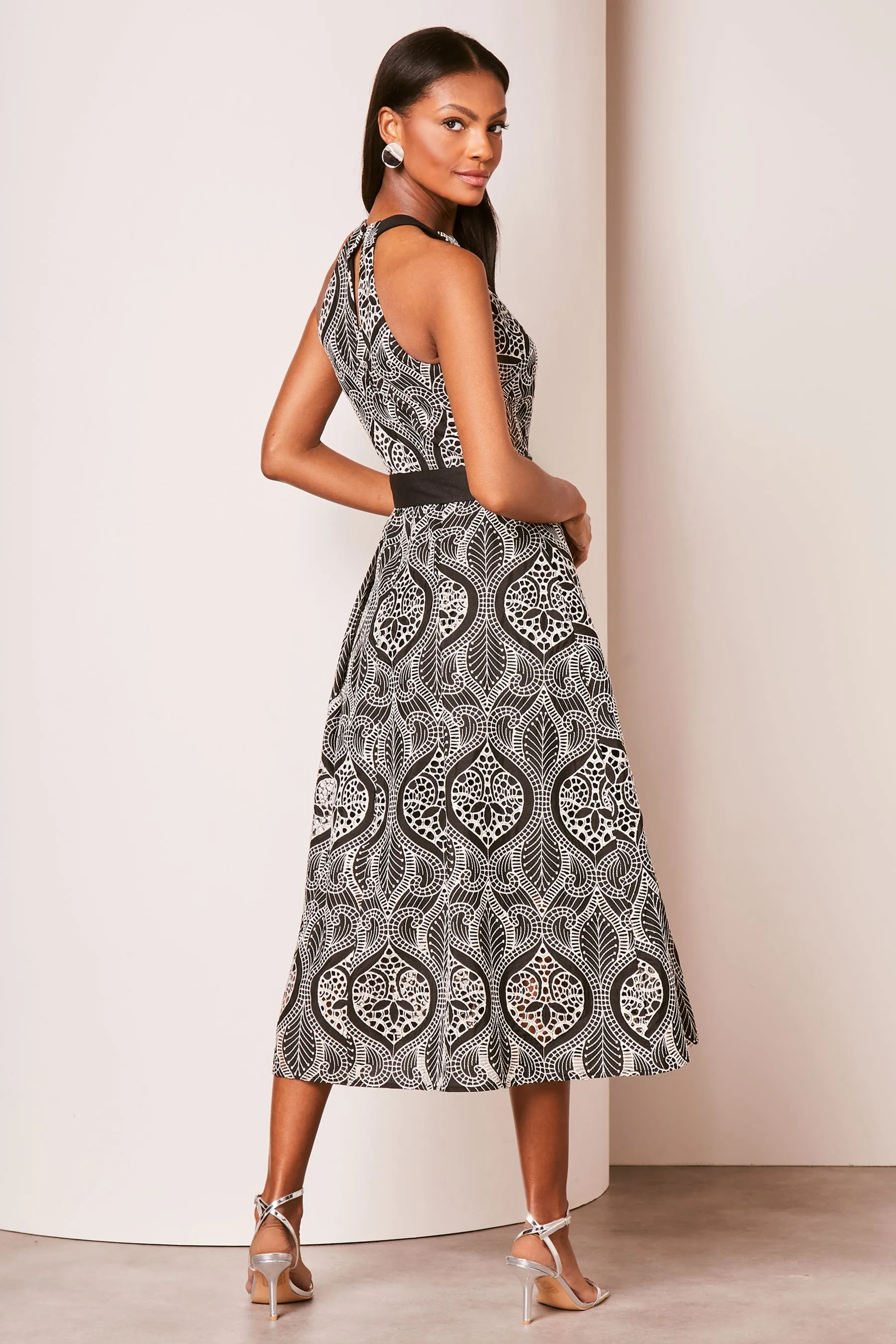 Lipsy Premium - Abito midi con Pizzo con scollo all'americana Con cintura ricamati